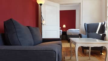 Basic-Vierbettzimmer, 2 Schlafzimmer, barrierefrei, Flussblick | Kostenloses WLAN, Bettwäsche