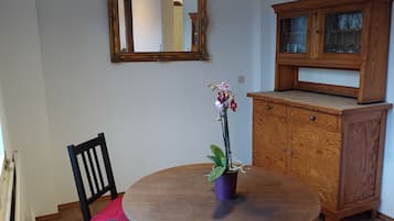 Panoramic-Apartment, 1 Schlafzimmer, Flussblick (cleaning fee included) | Essbereich im Zimmer