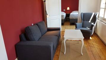 Eenvoudige vierpersoonskamer, 2 slaapkamers, toegankelijk voor mindervaliden, uitzicht op rivier | Gratis wifi, beddengoed