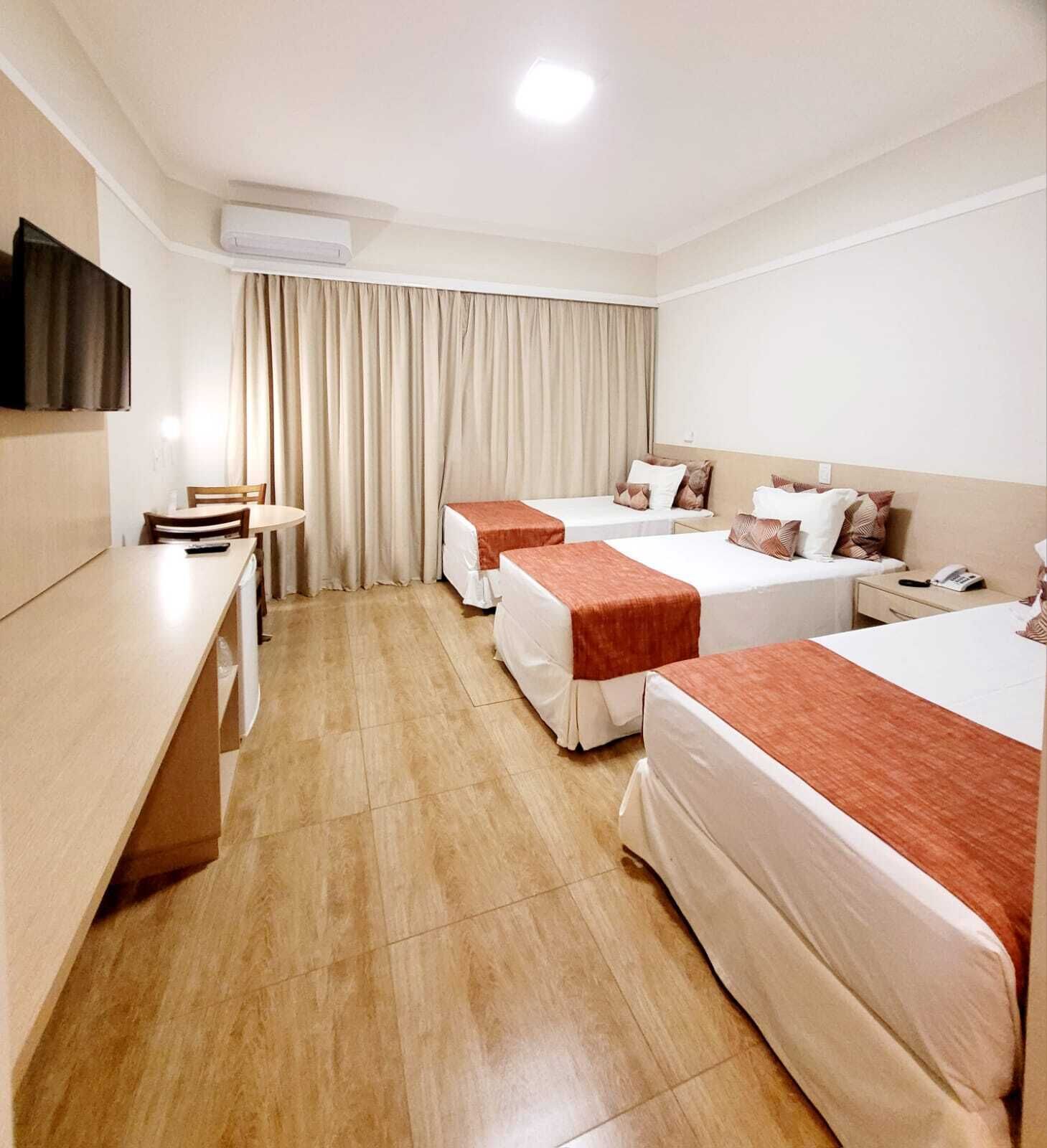 Tremannsrom – deluxe, 3 enkeltsenger | Minibar, safe på rommet, skrivebord og blendingsgardiner