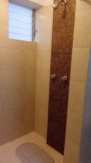 Familienapartment, 2 Schlafzimmer | Dusche im Bad