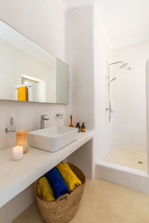 Dusche, Regendusche, kostenlose Toilettenartikel, Haartrockner