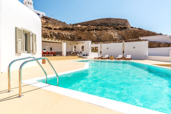 Piscine extérieure, parasols de plage, chaises longues