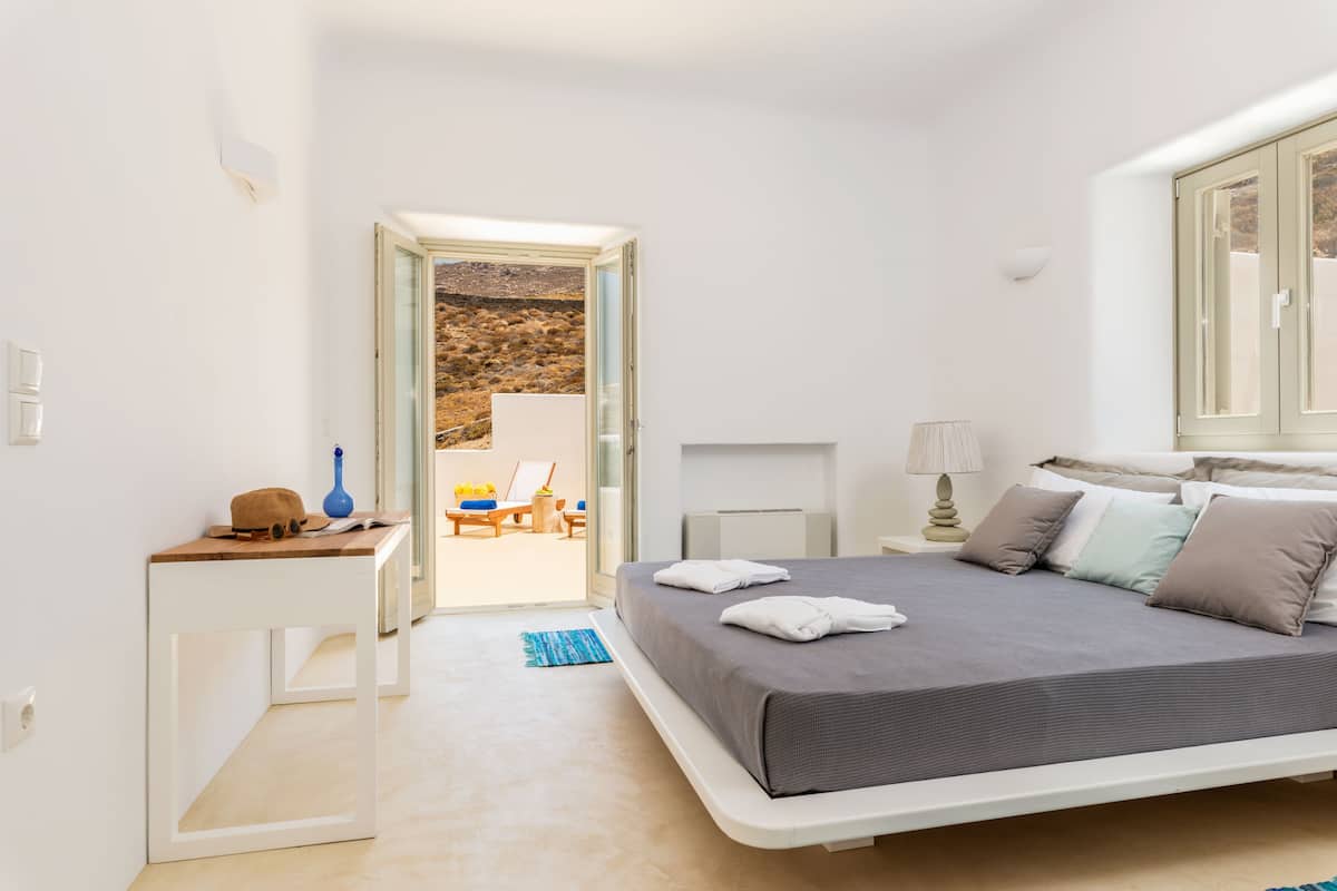8 bedrooms, in-room safe, blackout drapes, free WiFi