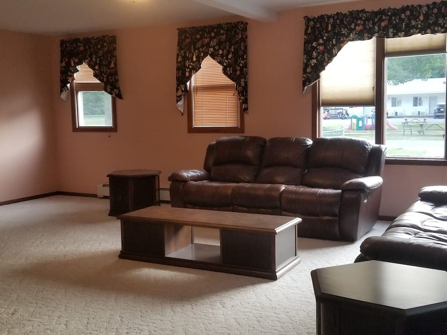 Escritorio, cortinas blackout y tabla de planchar con plancha