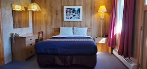 Rom, 1 queensize-seng, ikke-røyk | Skrivebord, blendingsgardiner, strykejern/-brett og wi-fi (inkludert)