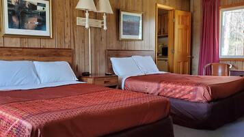 Escritorio, cortinas opacas, tabla de planchar con plancha y wifi gratis