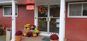 Property entrance - Red Ranch Motel (Catskill)