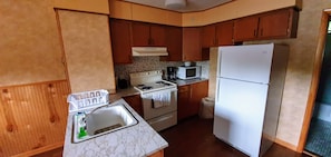 Microwave, coffee/tea maker - Red Ranch Motel (Catskill)