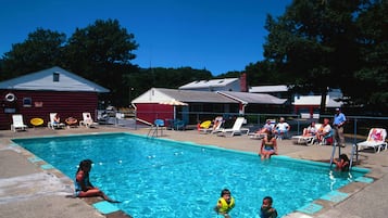 Piscina externa sazonal, funciona das 10h às 20h, guarda-sóis