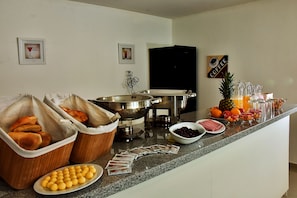 Ein reichhaltiges Buffet mit verschiedenen Speisen und Getränken.