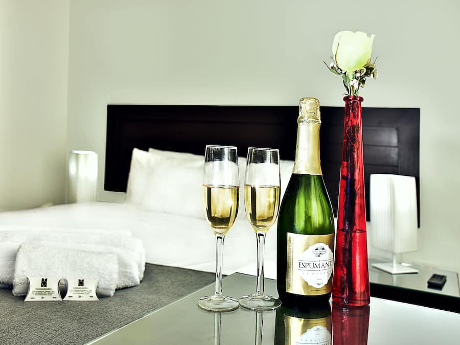 Ropa de cama de alta calidad y caja de seguridad en la habitación