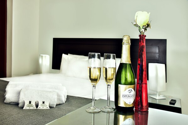 Kamar Double Standar | Seprai premium, brankas, meja kerja, dan kedap suara