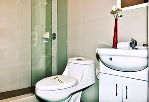 Standard Double Room | Bathroom | Shower, free toiletries, towels - Riviera Hoteles Ejecutivo (Arequipa)