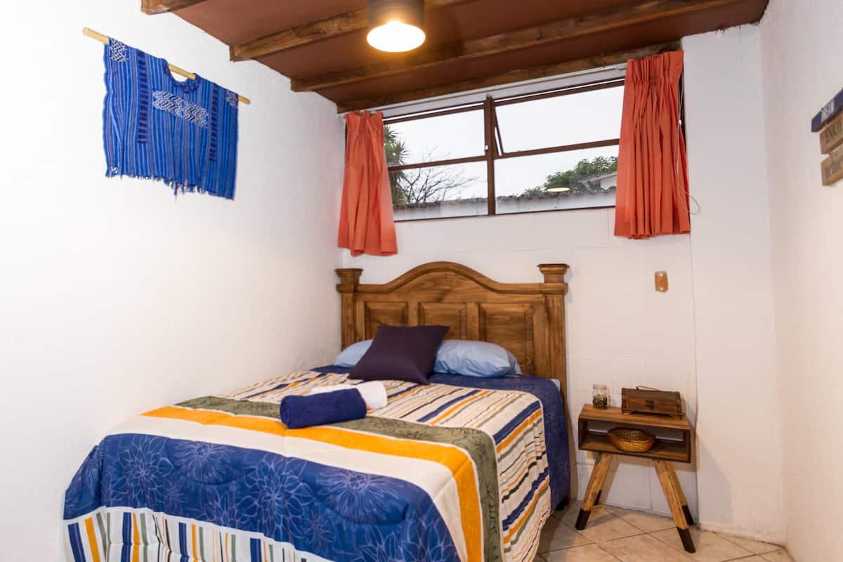 Kamar Double (Sapphire) | Bantalan ekstra lembut, tempat tidur lipat/tambahan, dan Wi-Fi gratis