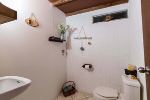 Douche, articles de toilette (gratuits), serviettes fournies