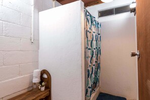 Dusche, kostenlose Toilettenartikel, Handtücher