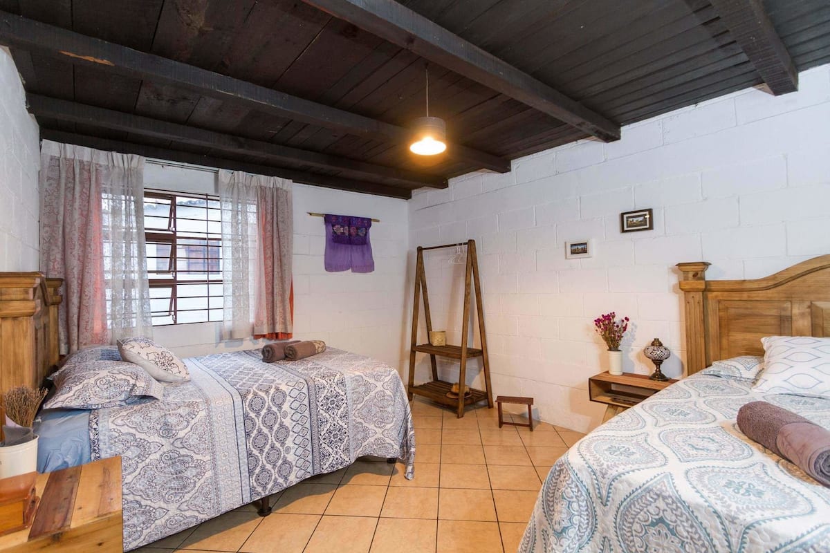 Kamar Quadruple (Lavanda) | Bantalan ekstra lembut, tempat tidur lipat/tambahan, dan Wi-Fi gratis