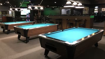 Serves lunch, dinner and happy hour