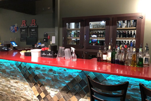 Serves lunch, dinner, and happy hour