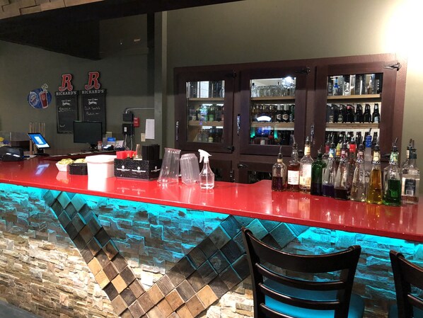 Serves lunch, dinner, and happy hour