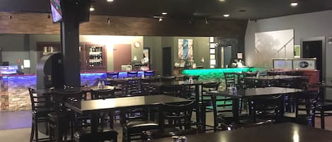 供应午餐、晚餐和欢乐时光优惠