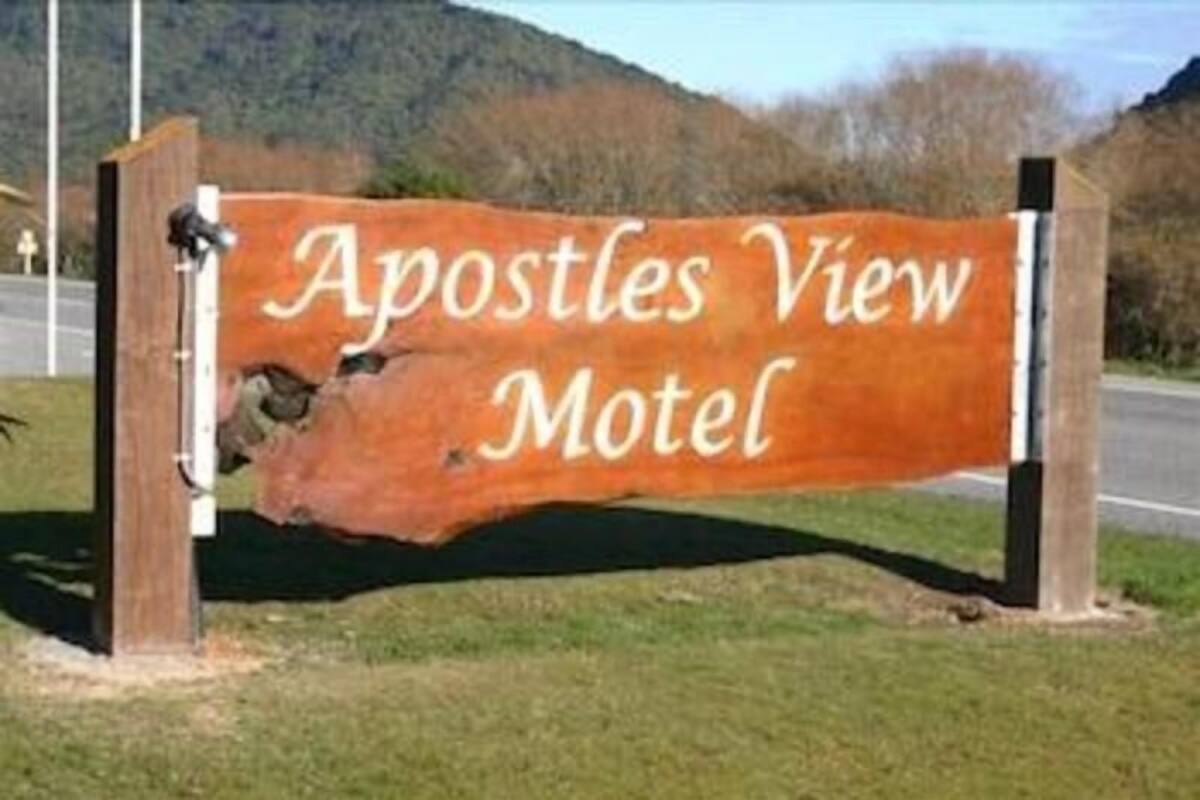 A wooden signboard for Apostles View Motel with the name clearly visible.