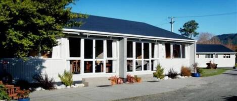 Fachada de la propiedad