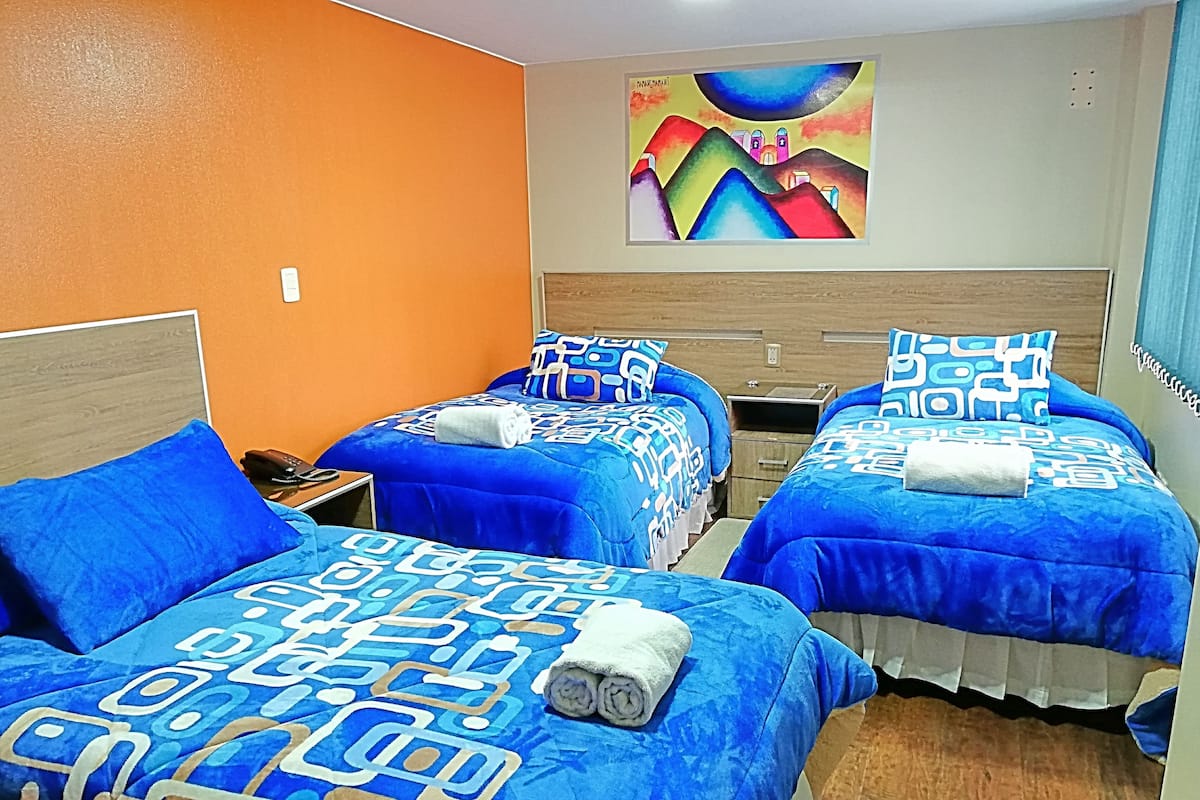 Habitación triple básica, sauna, vista a la ciudad | 1 habitación, ropa de cama de alta calidad y wifi gratis