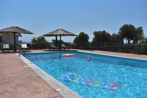Seasonal outdoor pool, pool umbrellas, pool loungers - Apartments Xenios Zeus 2 (Pylos-Nestoras)