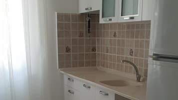 Full-sized fridge, cookware/dishes/utensils
