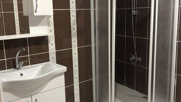Deluxe Apartment | Bathroom | Separate tub and shower, towels