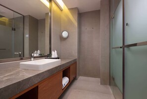 Douche à « effet pluie », articles de toilette gratuits, sèche-cheveux