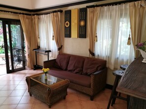 Duangdurn Villa | Premium bedding, down duvets, blackout curtains, free WiFi