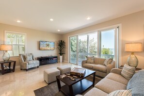 TV - Waterfront luxury home with private pool (Key West)