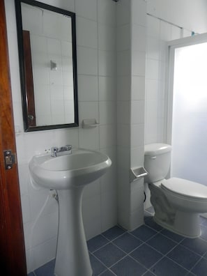 Douche, articles de toilette gratuits, sèche-cheveux