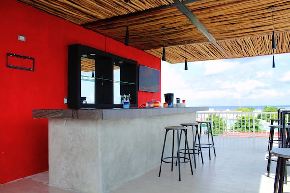 Bar en bord de piscine