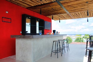 Bar tepi kolam renang