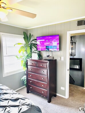 3 bedrooms, desk, iron/ironing board, travel cot