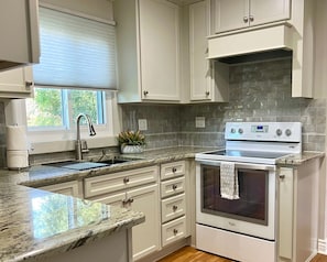 Fridge, microwave, oven, stovetop - Clean and Private  Mid-Century Modern Park House Gem (Pueblo)