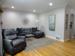 TV connectée, livres, services de streaming, espaces bureaux