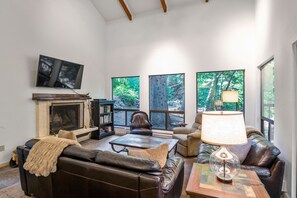 Smart-TV, peis, DVD-spiller og stereoanlegg