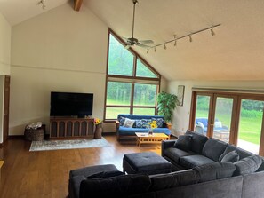 Smart TV, lettore DVD, tavolo da calcetto, tavolo da ping pong