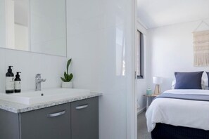 1 bedroom, iron/ironing board, travel cot, WiFi - New apartment in the historic West End close to cafes bars and restaurants.  (Fremantle)