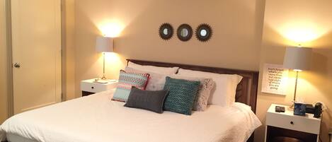 1 habitación, escritorio, tabla de planchar con plancha y cuna de viaje