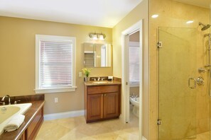 Ensemble baignoire-douche, baignoire à remous, séchoir à cheveux, bidet