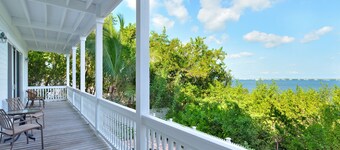 Accueil Waterfront avec piscine privée et aménagement paysager luxuriant