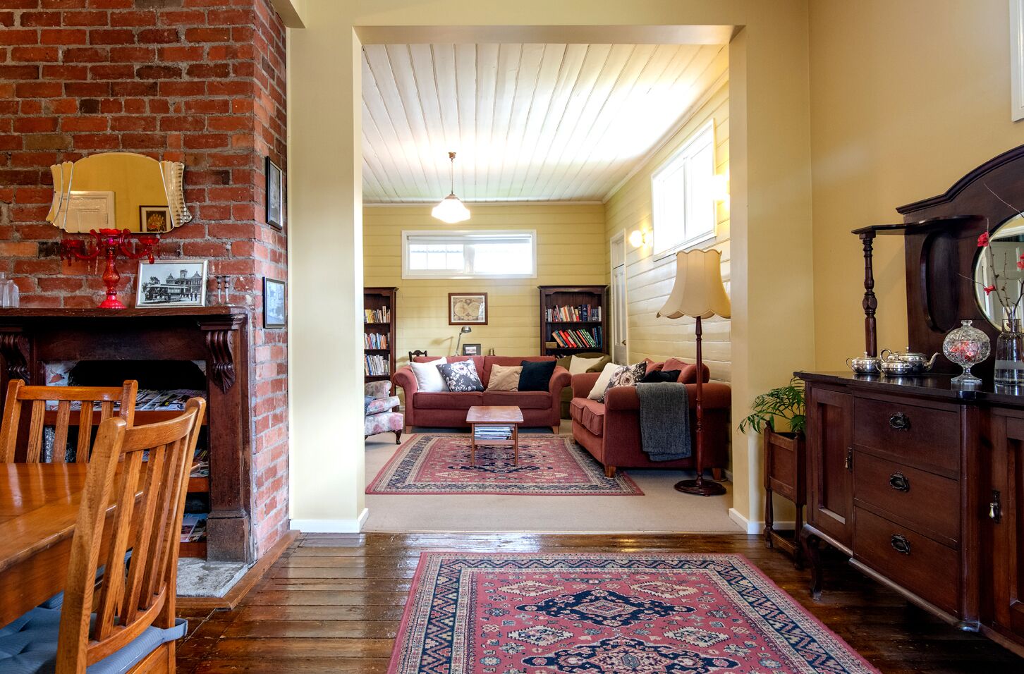 Smart TV, chimenea, Netflix y libros 