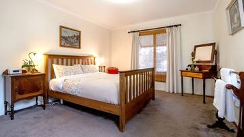 5 slaapkamers, een bureau, een strijkplank/strijkijzer, gratis wifi