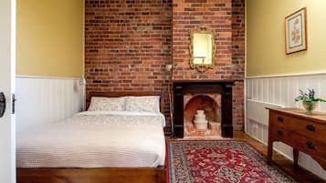 5 bedrooms, desk, iron/ironing board, free WiFi
